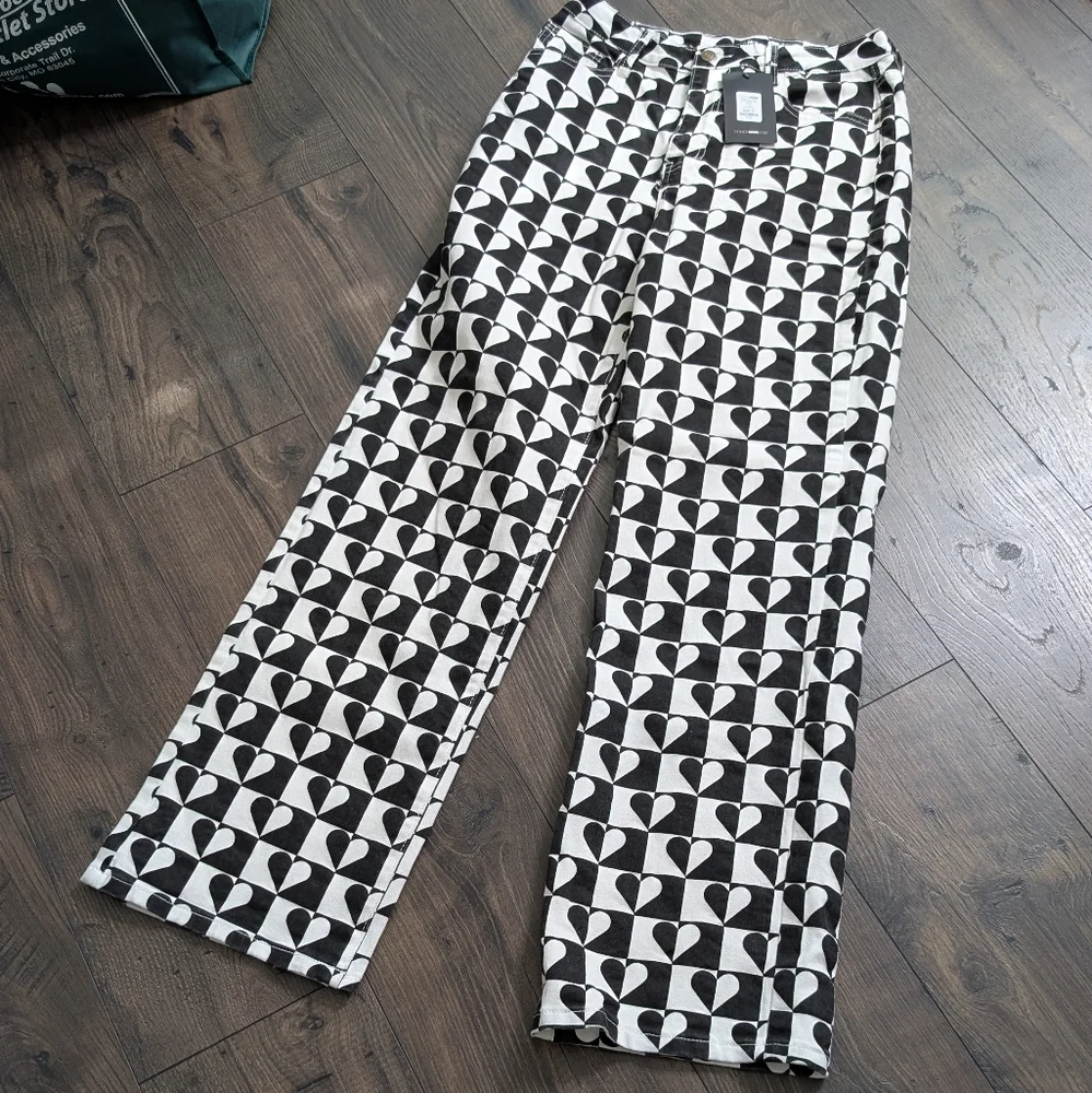 NWT Fashion Nova Queen Of Hearts Straight Leg‎ Heart Pattern Pants Size 11